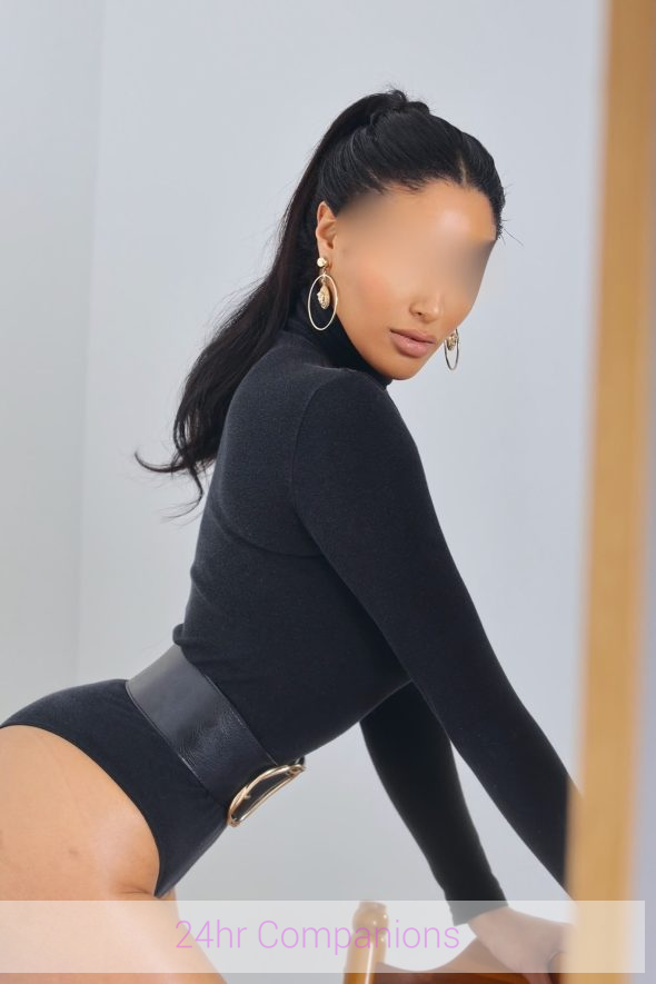 Kate shows a natural combination of sensuality and elegance in her captivating pose.