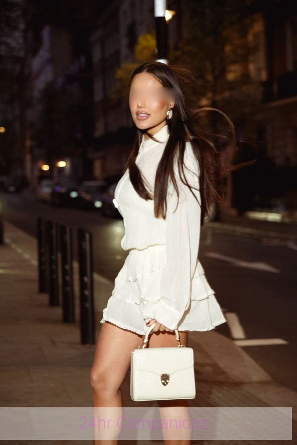 A stunning lady donned an alluring outfit, exuding confidence and elegance.