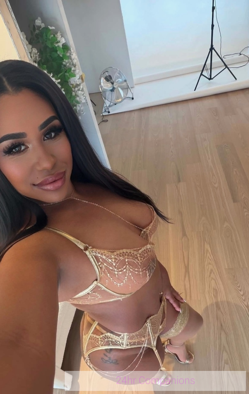 Sara looks charming and lively, ready to spread smiles and happiness!