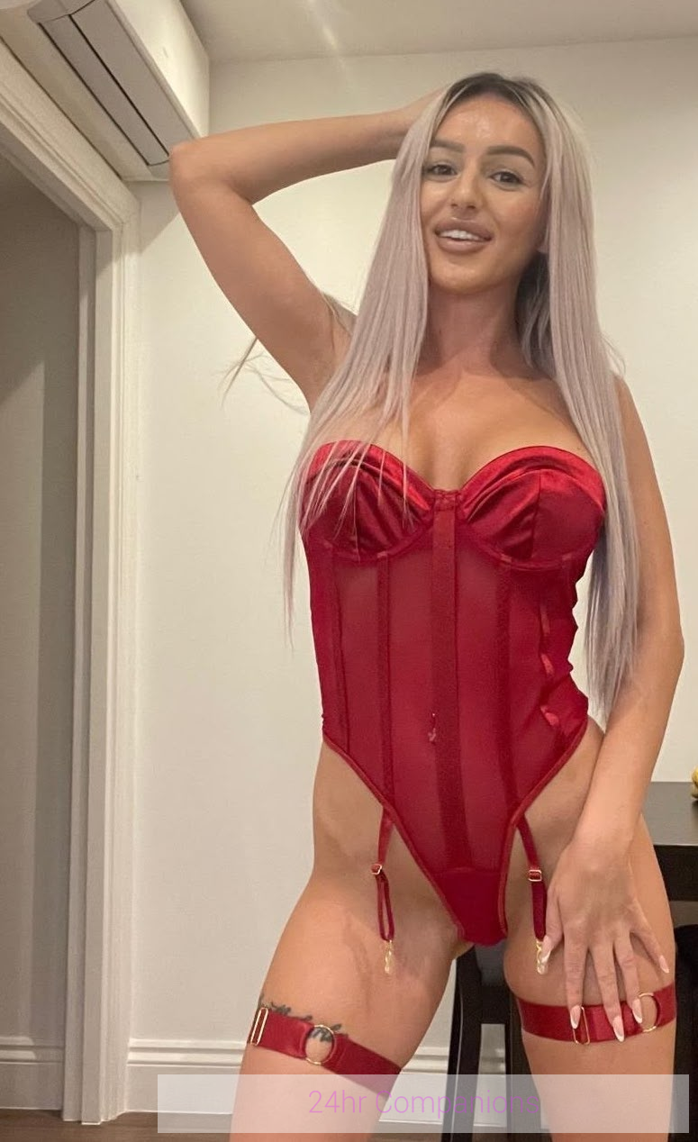Wanda shines with a warm, sophisticated aura and an irresistible charm.