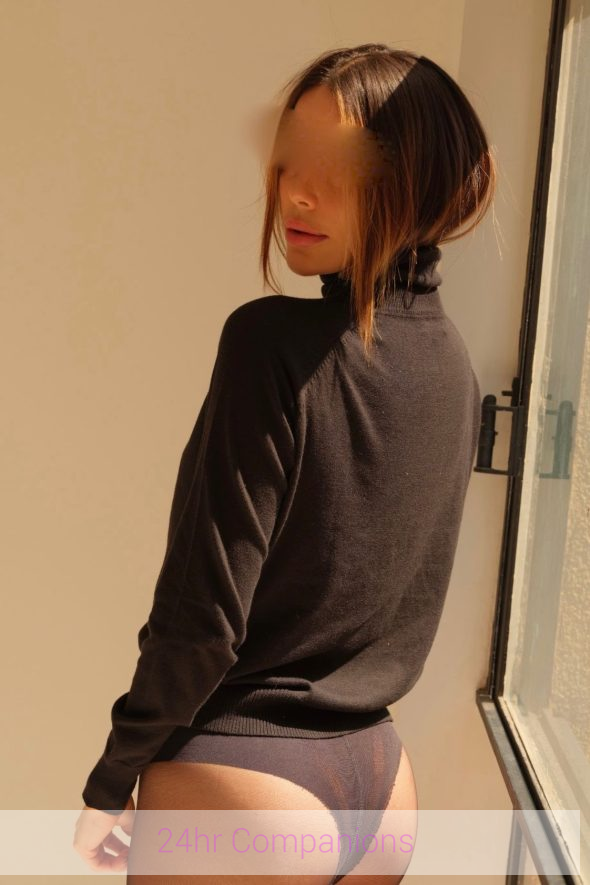 Vienna elegantly showcases her natural beauty in this photo.