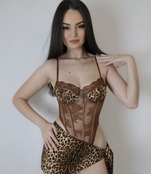 Suzie presents a beautiful ensemble that truly reflects her lively and joyful personality.